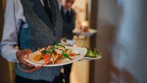 Habilidades y competencias en la gestión del servicio de sala en restauración